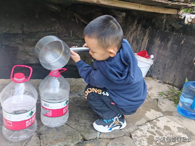 山泉叮咚，童心悠悠——陪孩子提泉水的一天