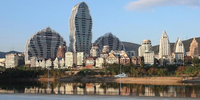 西双版纳夜市尝虫子，当地人口中的美味，白象沙滩等你来