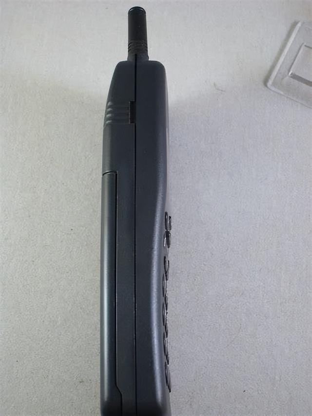 通信历史连载801-第一部GSM手机-三星SGH-100和三洋DMP951-1995年