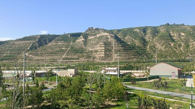 第八站：参观会宁会师楼，尝武胜驿地道羊肉