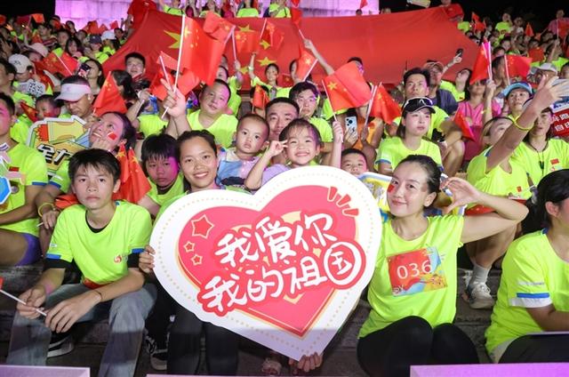 三亚景区“花式玩法” 与游客一起向祖国深情告白