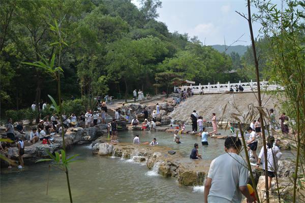 山水蒙山、 生态蒙山、 清凉蒙山、 旅游人气旺！