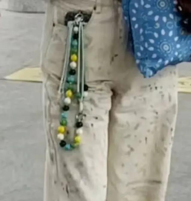 宋佳坐高铁，一身打扮好清凉，裤子太抢镜，差点以为是发霉了