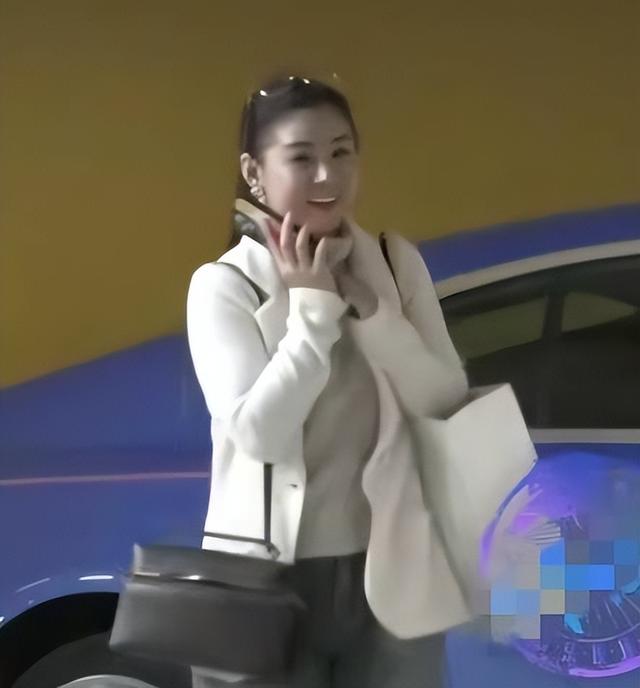 40岁李小萌北京逛街，开五六百万劳斯莱斯，王雷大连富二代不差钱