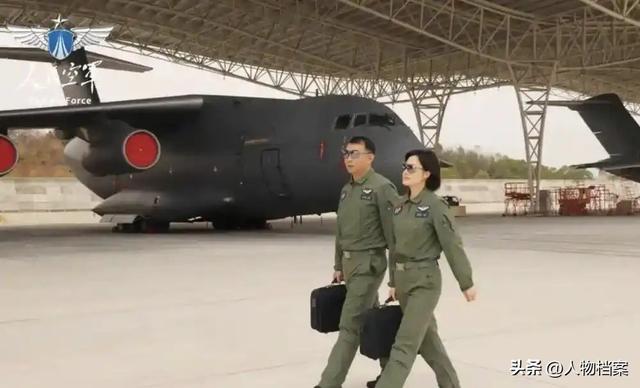 阅兵女机长身份曝光!私生活被扒牺牲太大，老公不简单，央视点名