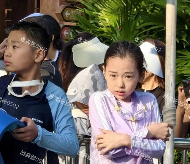 三亚偶遇小酒窝和朵朵水在上乐园玩水，董璇又高又瘦但脸不年轻