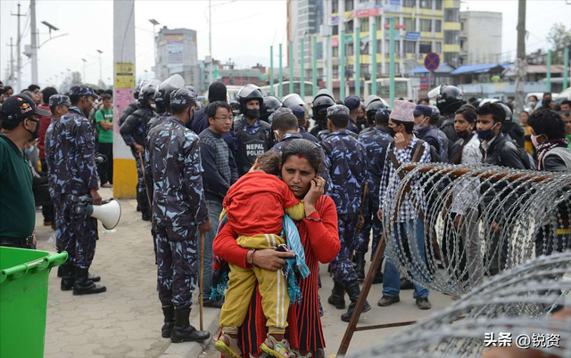 巴基斯坦一夜变天！总统总理双双让步	，33年的军政府阴影重现？