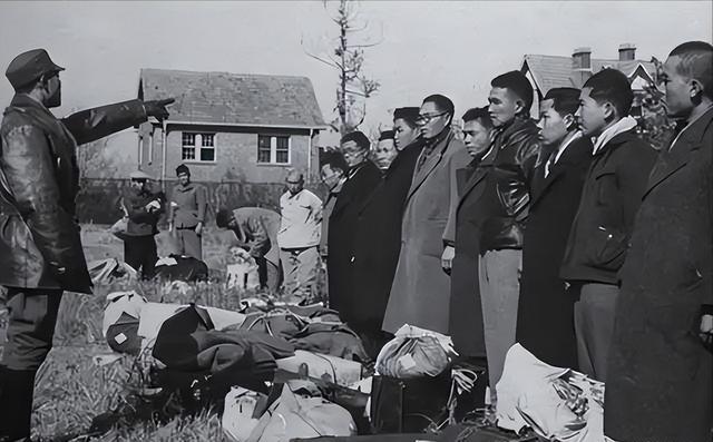 抗战时，一汉奸夜审地下党，拷打一半时忽发现，对方竟是自家亲戚