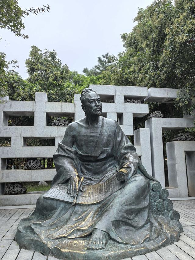 泛舟汉城湖：天地金黄，湖水碧绿，在水面上邂逅不一样的汉长安城