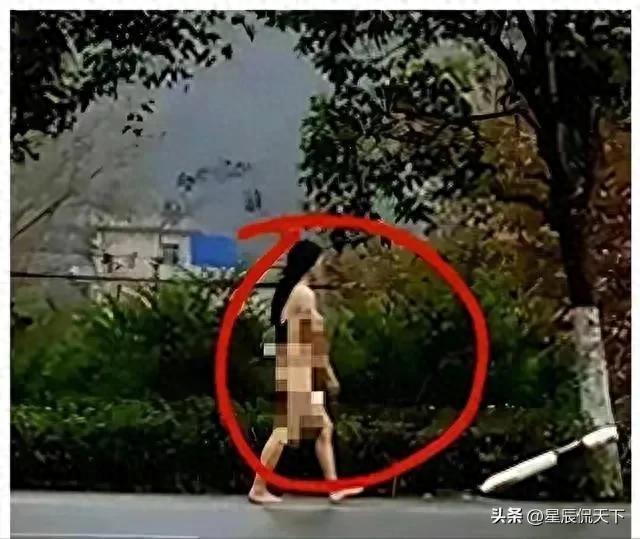 一女子被老公家暴，一丝不挂走在雨中：很多路人看到后掉头走了！