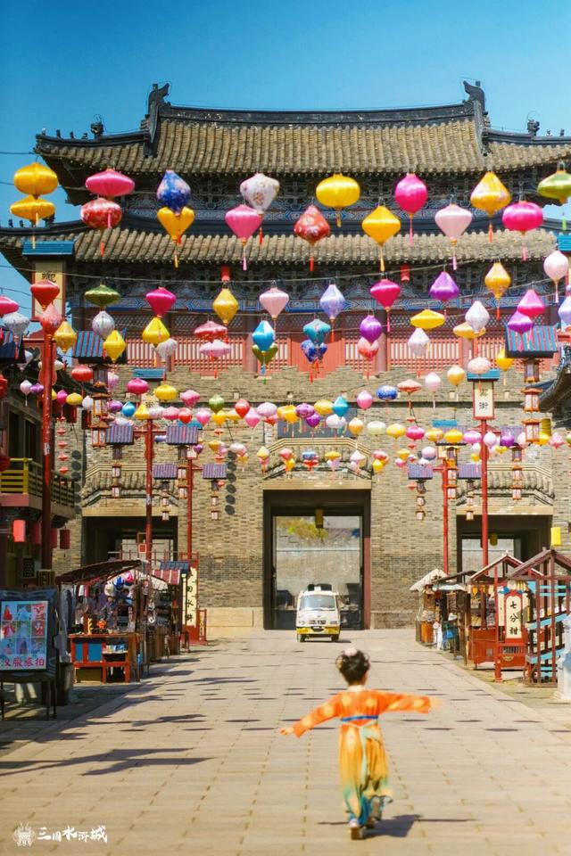 跟着总台非遗微短剧《顾盼锦年》，来三国水浒城get同款打卡地