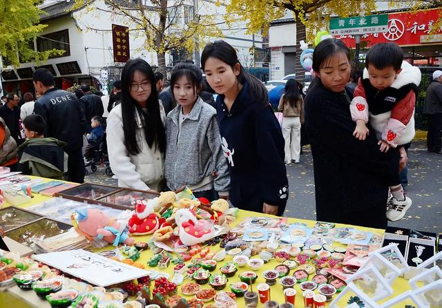 天小仙文创亮相天水黄金大道，为古城注入新活力