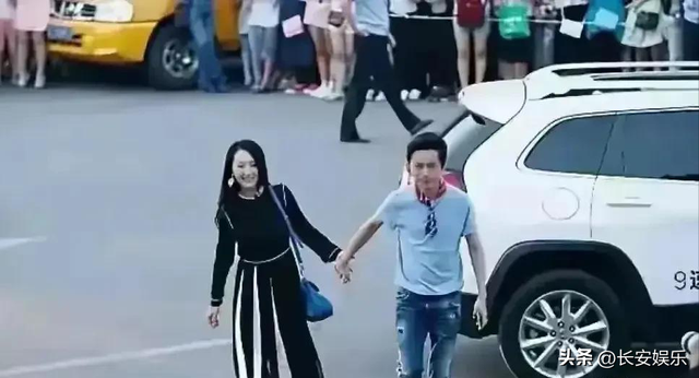 51岁的何炅，牵手54岁的杨钰莹，年过半百的俩人，画面温馨！