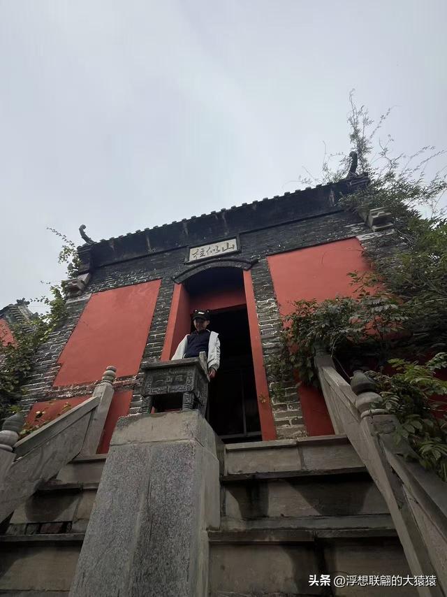 邹平临池镇桥子村里的柱似山，其顶之庙群始建于明代