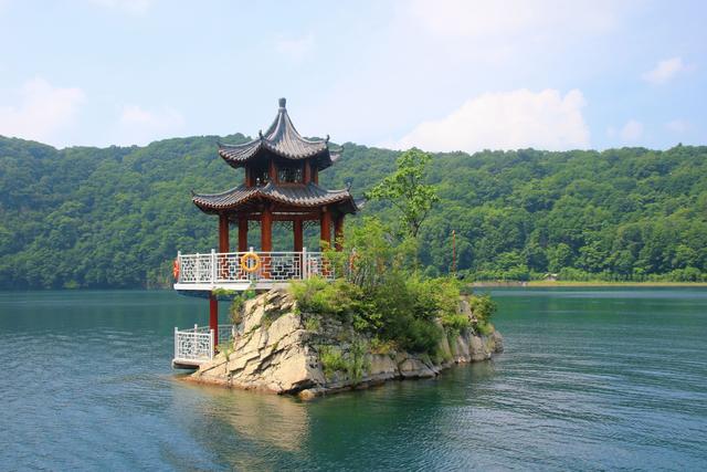 吉林通化龙湾群国家森林公园，环境优美，是假日避暑纳凉的好去处