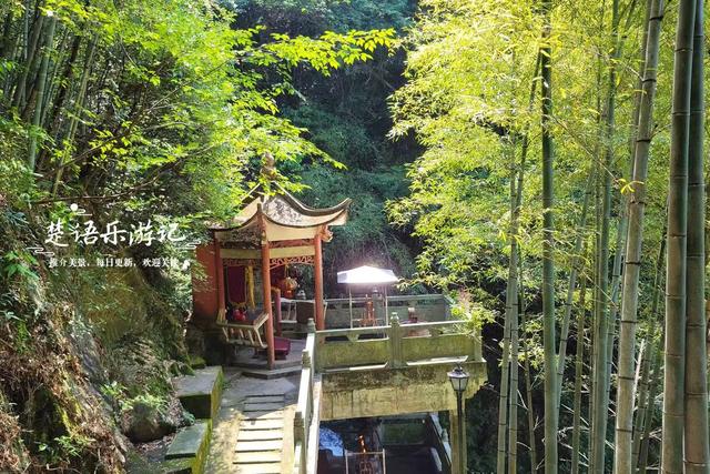 浙江宁波泉溪畔的千年古村，群山环抱溪水中流，适合休闲与徒步