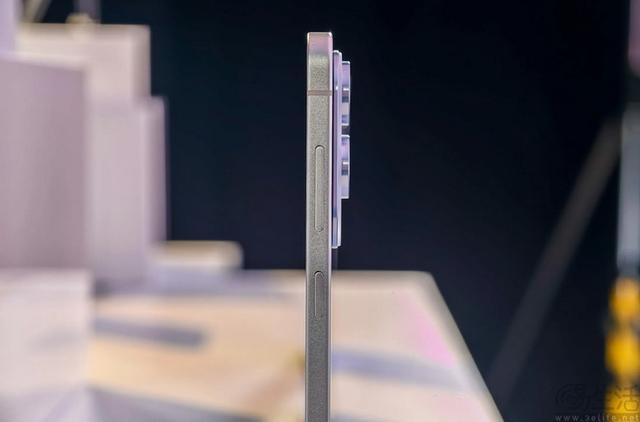 致敬iPhone 17 Air的入门机，似乎有些惨不忍睹
