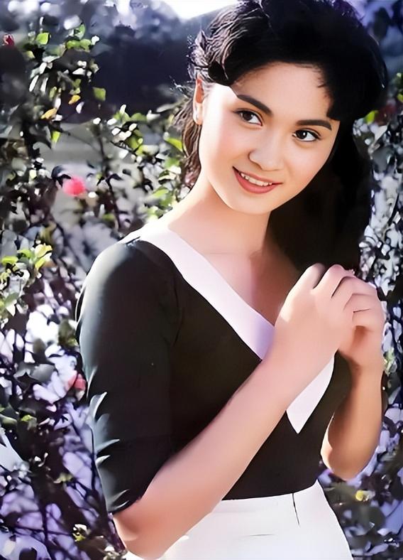 她是天生丽质的美女演员，嫁给军委副主席之子，离婚后成知名画家