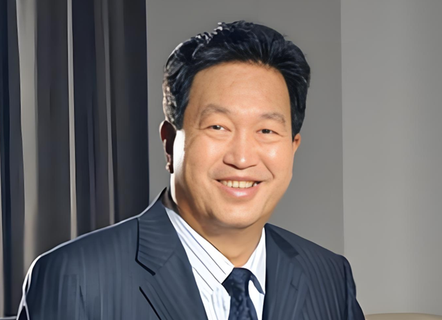 非法敛财100亿！出门12名女秘书相伴，之前有多嚣张如今就多落寞