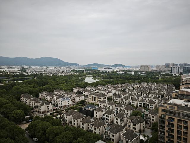 凭栏尽揽姑苏美，心潮漫涌冰城娇