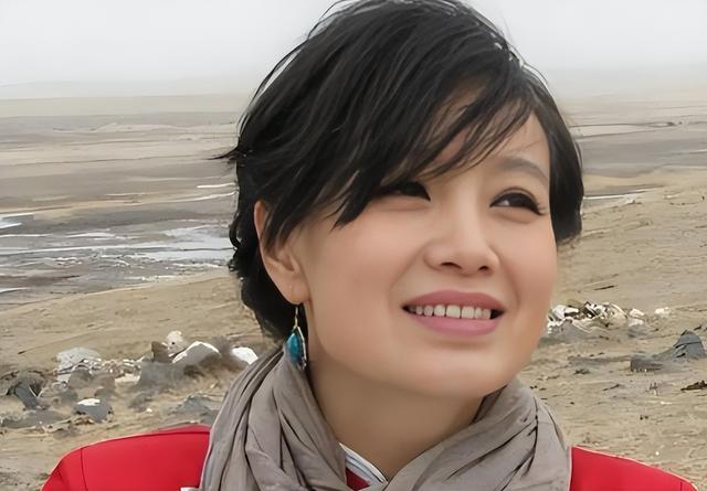 连上5次春晚，却和恩师同居怀孕被骗流产，如今56岁的她依然单身