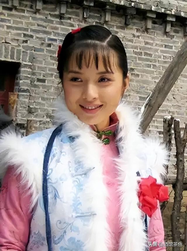 她26岁成双料影后，二婚嫁靳东高龄生下两子，今48岁美得自信从容