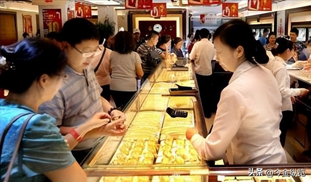 你敢上车吗？黄金暴涨60%！年内50次新高，2026牛市还能疯多久？