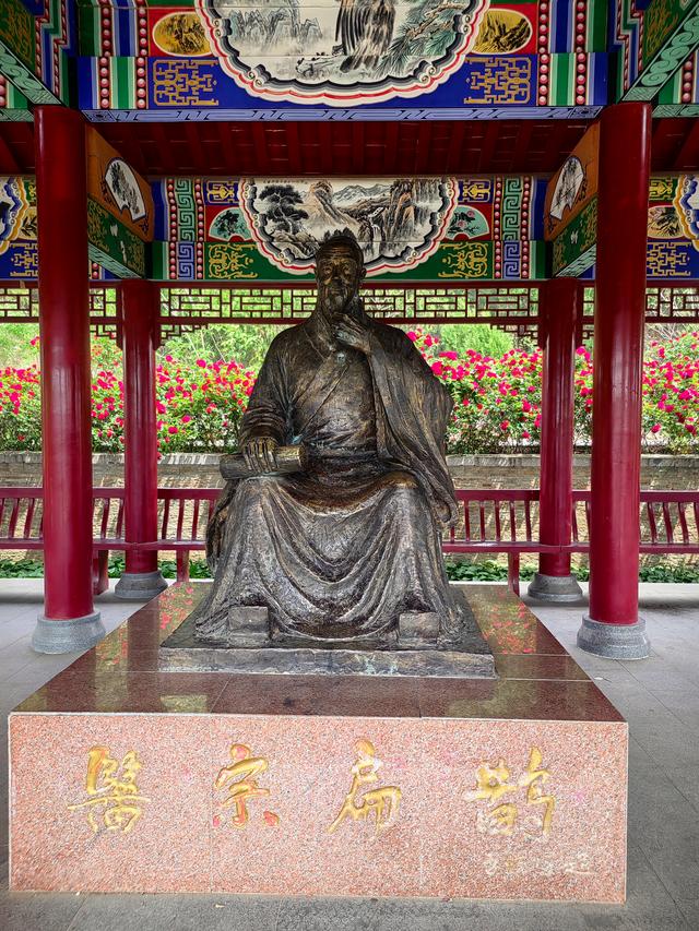 我的双城记 | 去爬山，听说山下有一棵前韩国总统栽下的树