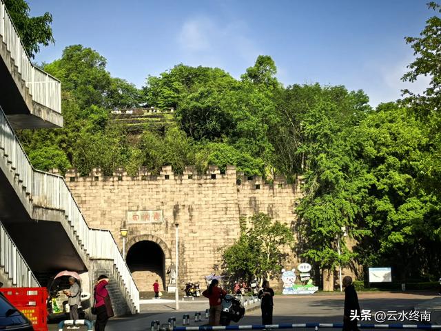 三峡边这样小城，爱了爱了：有独特美食烟火气，有万里长江第一梯