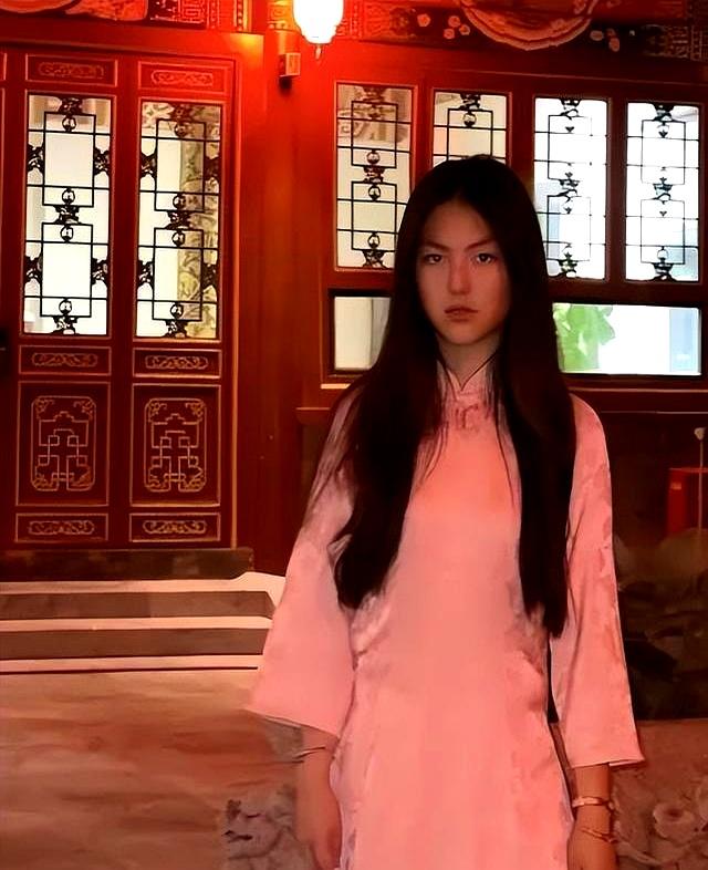 王诗龄大半夜晒北京小院，穿旗袍拍照面无表情，上演“中式恐怖”