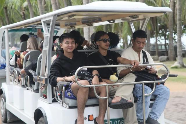 畅游三亚西岛 东盟网红以镜头捕捉海南的浪漫诗意