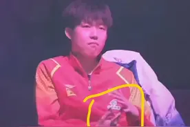 王楚钦看林诗栋打决赛，比划一个手势，王皓还真的这样做了！图片