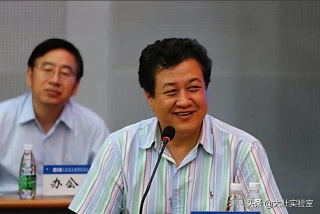 李鹏总理与女儿在一起的罕见留影，笑容灿烂喜笑颜开，温暖又温馨