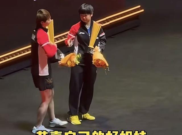 孙颖莎在颁奖仪式出洋相了 和曼昱抢着握手 没想到一个举动 球迷沸腾