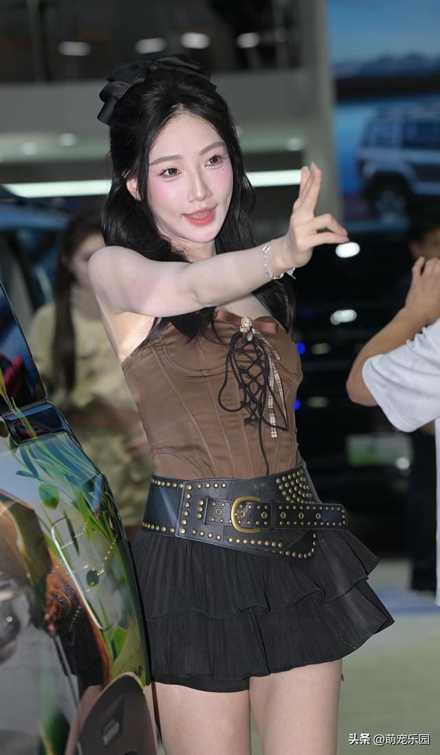 女孩街头一笑，路人齐刷刷掏出手机，这瞬间美得让人窒息