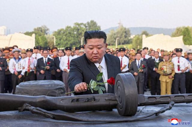 金正恩观摩狙击手部队实弹射击训练
