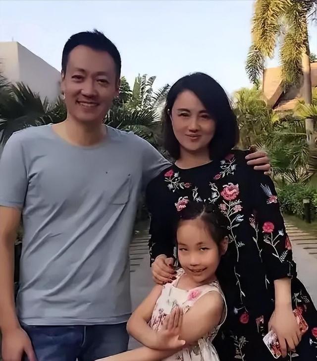 朱媛媛去世不到1年	，52岁辛柏青现身春晚彩排，恶心的一幕出现了