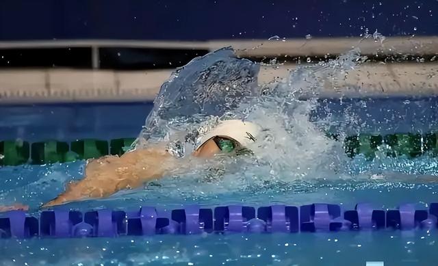 54秒！游泳天才少女强势拿下100米自由泳金牌，14岁就闪耀奥运会