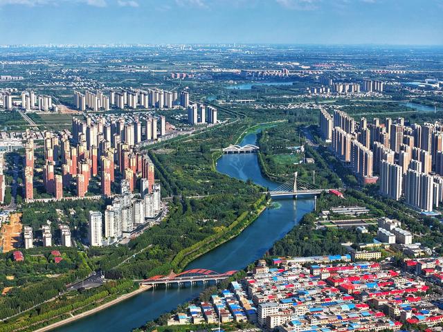 禹州颍河上空的蓝天白云，是当地一道清新动人的自然景致。