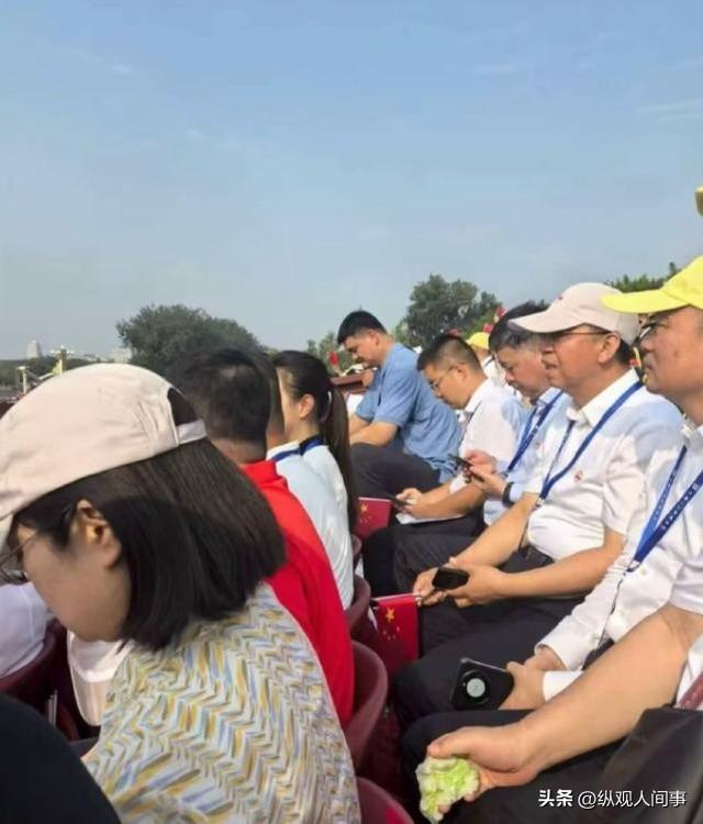 九三阅兵现场！姚明太扎眼，霍启刚抢镜，郑钦文潘展乐全在好热闹