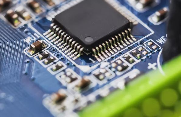 俄罗斯芯片几乎一片空白，为什么不担心被卡脖？办法让美国也叹服