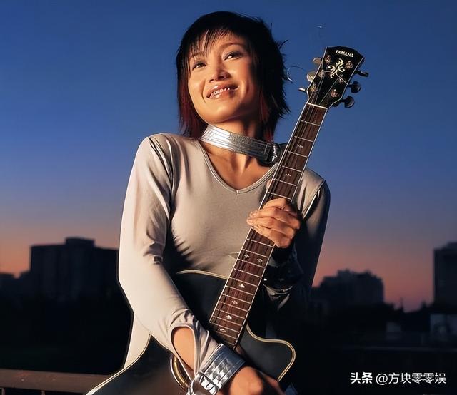 她连上5次春晚	，私下却和恩师同居怀孕被骗流产，今57岁依然单身