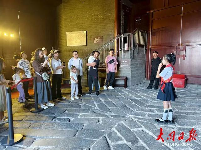 “红领巾”免费讲解大同鼓楼，带游客领略古代大同的繁华昌盛