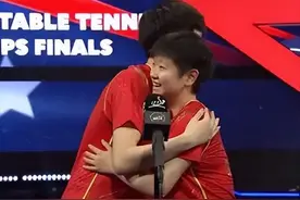 王楚钦深情拥抱孙颖莎！赛后发言让全场感动：愿用生命换这枚金牌图片