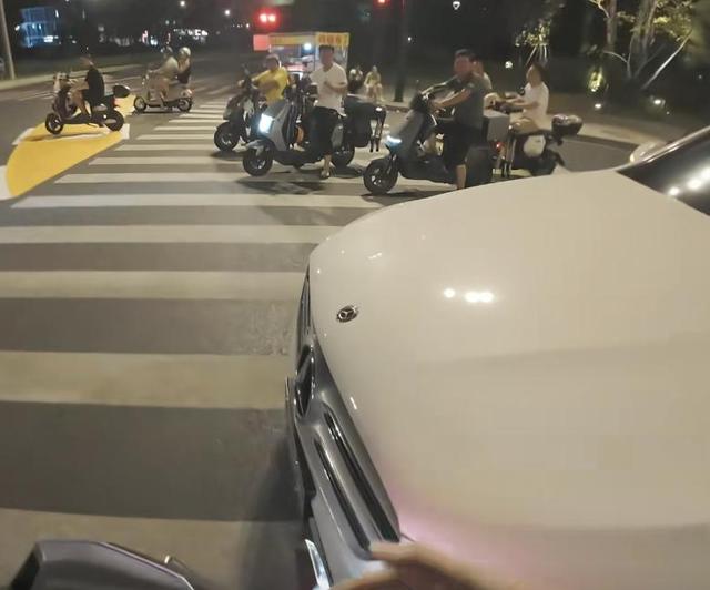又一个奔驰姐！女司机路口长鸣笛，催促骑手让行，最后直接撞上了