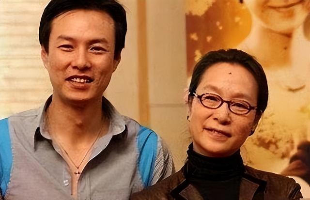 孩子父亲真相大白一月后，奚美娟低调露面，手足无措，落寞呆坐