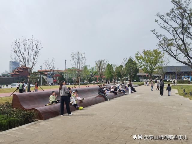 泰安：这个景点拆除了两排石灯笼，树少了，道新了，从压抑到敞亮
