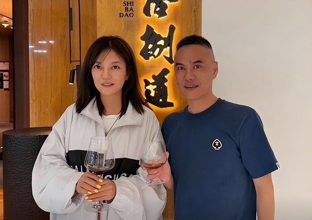 面相又变了！49岁赵薇广东吃饭又老又凶，当年的小燕子再也回不去