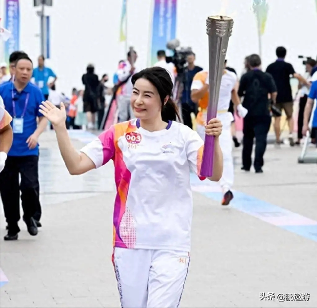 霍震霆没想到，44岁儿媳郭晶晶再次官宣喜讯，让整个阔太圈沉默了