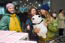 当东南亚遇上成都 | 对“拉布布”着迷，淘熊猫文创…成都“吸粉”东南亚旅客图片